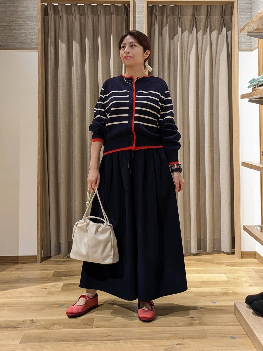 ブルー系のチノパンツ、レッド系のその他シューズ、グレー系のショルダーバッグを着用したレディースの秋コーディネートの1枚目の写真