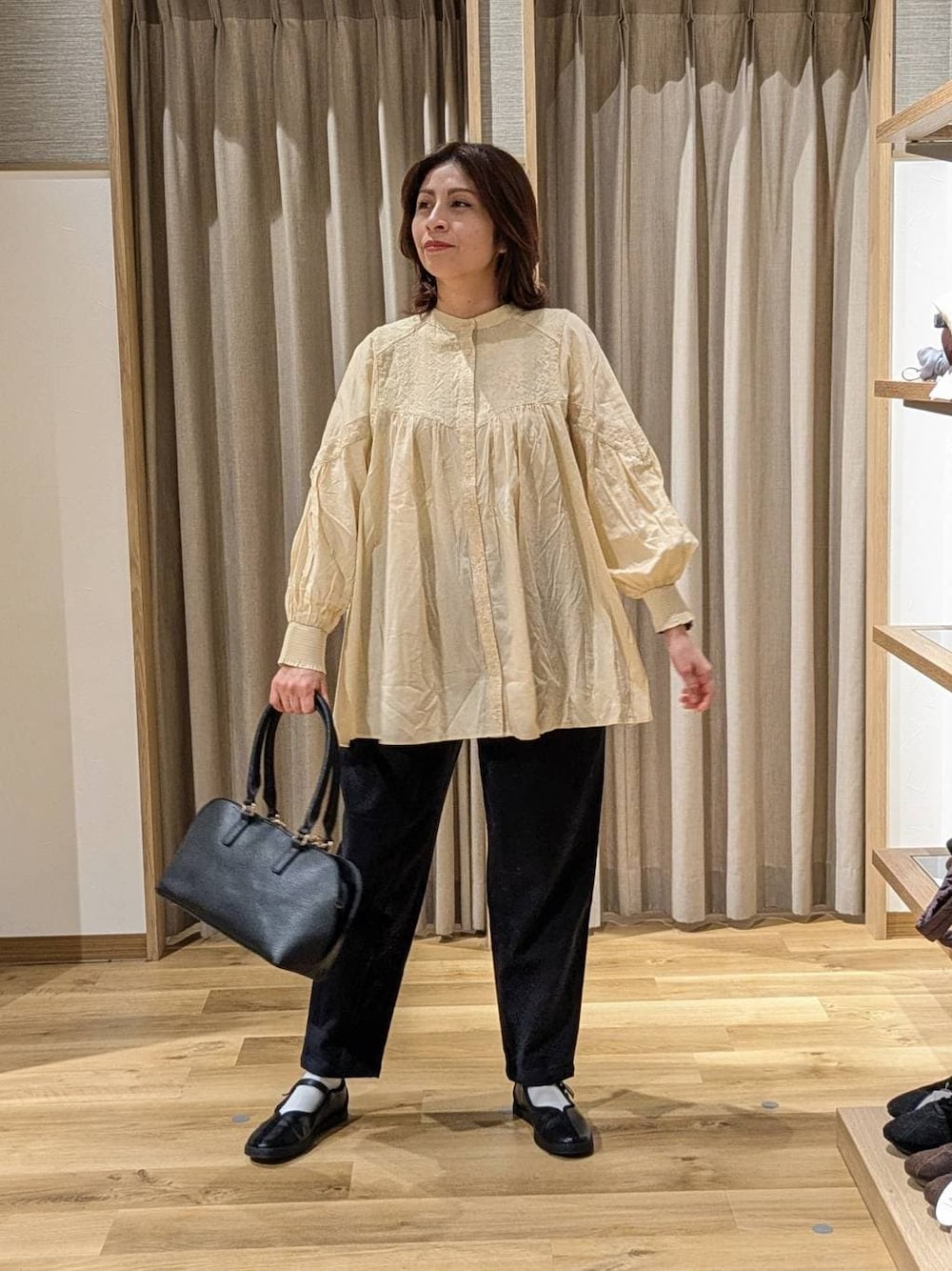 ブラック系のその他パンツ、ベージュ系のシャツ/ブラウス、ブラック系のスニーカーを着用したレディースの冬コーディネートの1枚目の写真