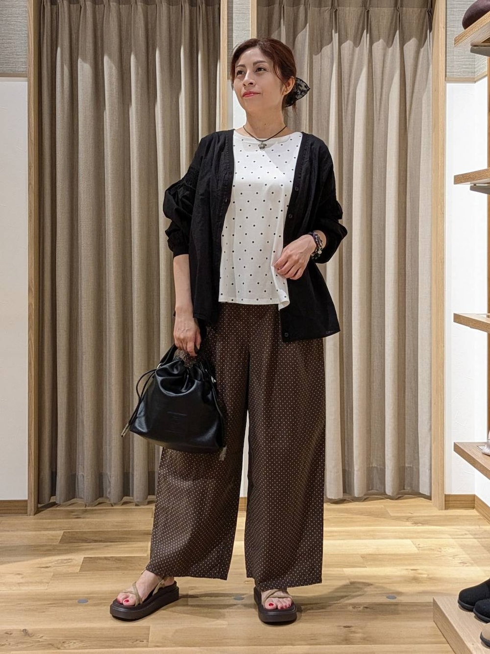 ブラック系のシャツ/ブラウス、その他のTシャツ/カットソー、ベージュ系のサンダルを着用したレディースの夏コーディネートの1枚目の写真