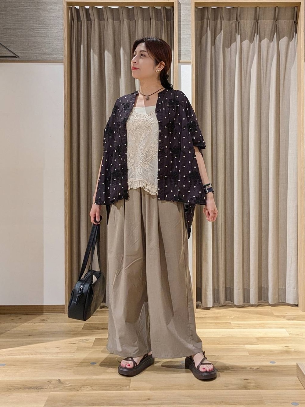 ブラック系のショルダーバッグ、ベージュ系のシャツ/ブラウス、その他のシャツ/ブラウスを着用したレディースの夏コーディネートの1枚目の写真