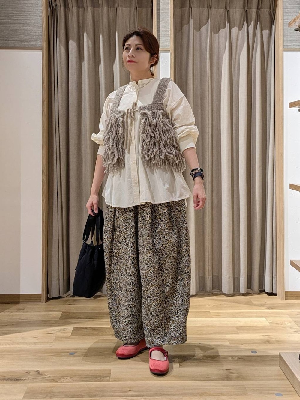 ベージュ系のその他パンツ、レッド系のその他シューズ、ベージュ系のシャツ/ブラウスを着用したレディースの秋コーディネートの1枚目の写真