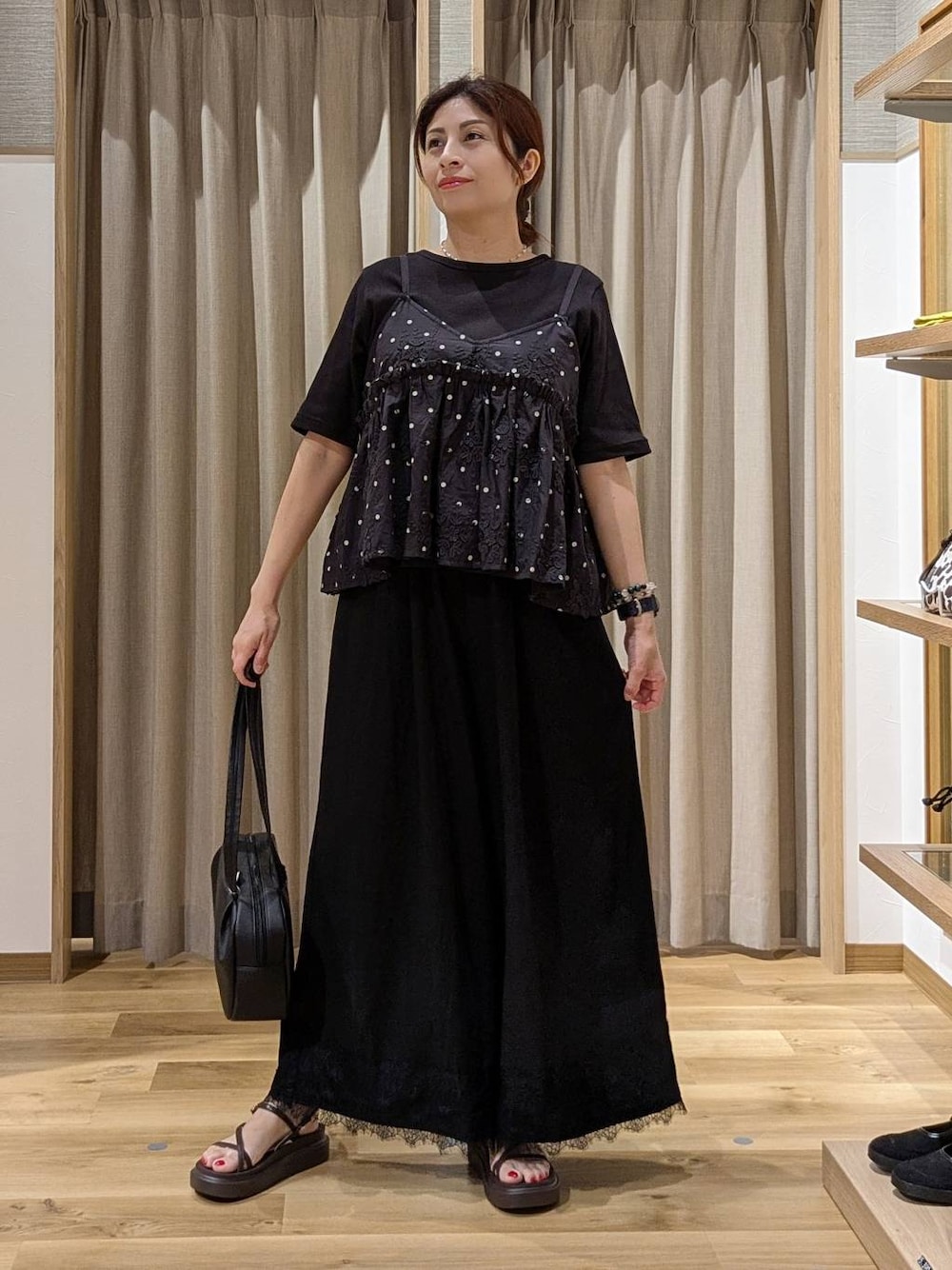 ブラック系のその他パンツ、ブラック系のショルダーバッグ、ブラック系のTシャツ/カットソーを着用したレディースの夏コーディネートの1枚目の写真