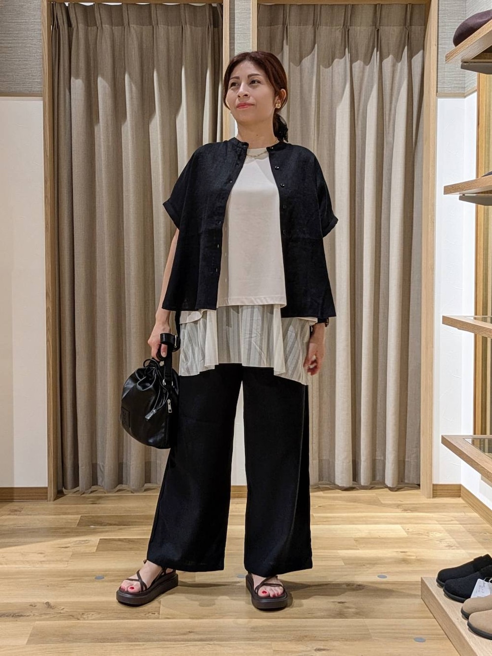 ブラック系のシャツ/ブラウス、グレー系のTシャツ/カットソー、ブラウン系のサンダルを着用したレディースの夏コーディネートの1枚目の写真