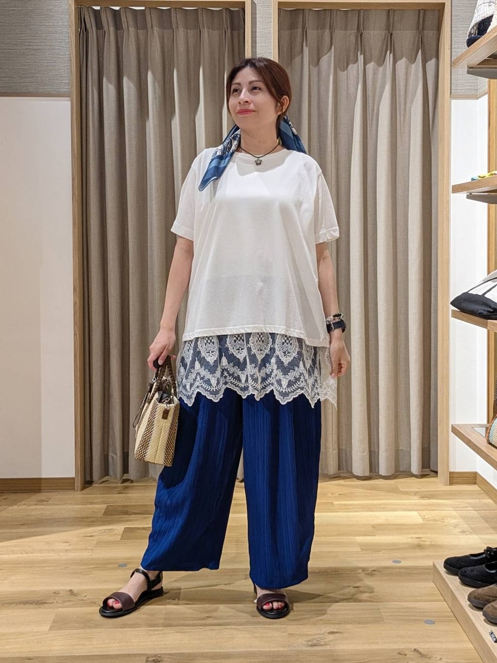 ホワイト系のTシャツ/カットソー、ブルー系のその他パンツ、ブルー系のショルダーバッグを着用したレディースの夏コーディネートの1枚目の写真