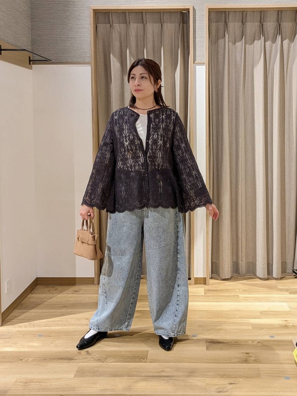 ホワイト系のTシャツ/カットソー、ブルー系のデニムパンツ、ブラック系のパンプスを着用したレディースの春コーディネートの1枚目の写真