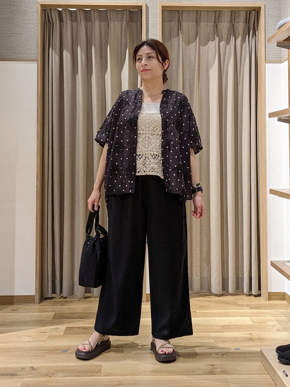 その他のシャツ/ブラウス、ベージュ系のベスト、ベージュ系のサンダルを着用したレディースの夏コーディネートの1枚目の写真