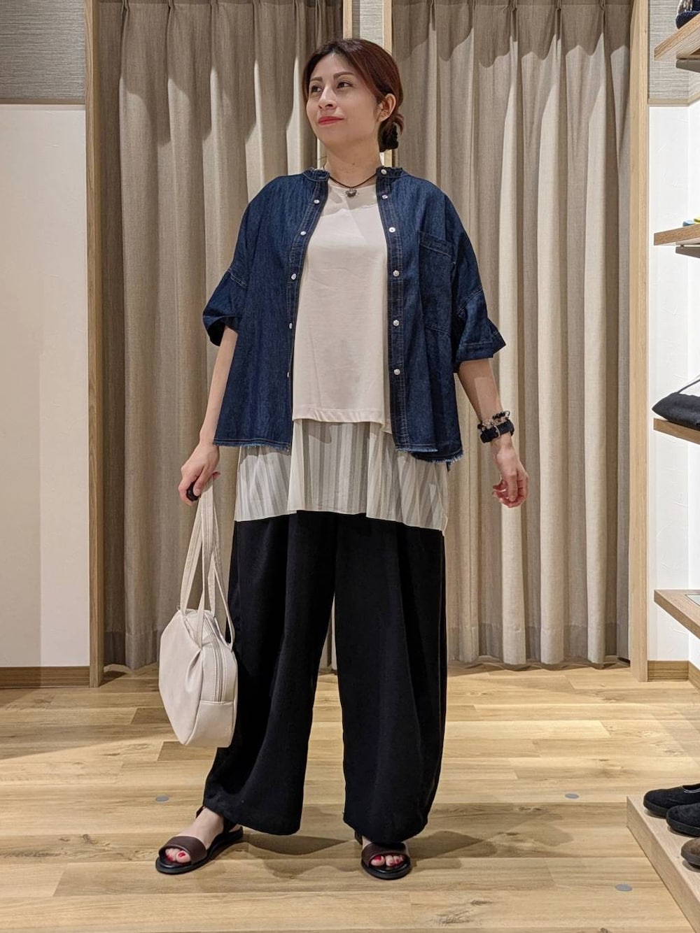 ホワイト系のショルダーバッグ、グレー系のTシャツ/カットソー、ブラック系のその他パンツを着用したレディースの夏コーディネートの1枚目の写真