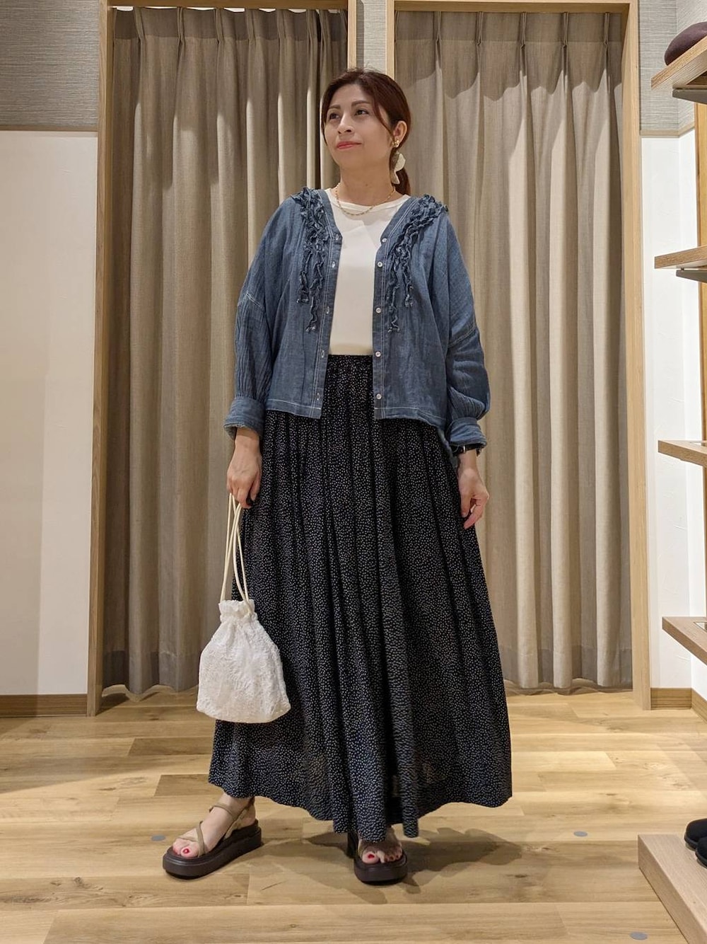 ホワイト系のTシャツ/カットソー、ベージュ系のサンダル、ブルー系のシャツ/ブラウスを着用したレディースの夏コーディネートの1枚目の写真