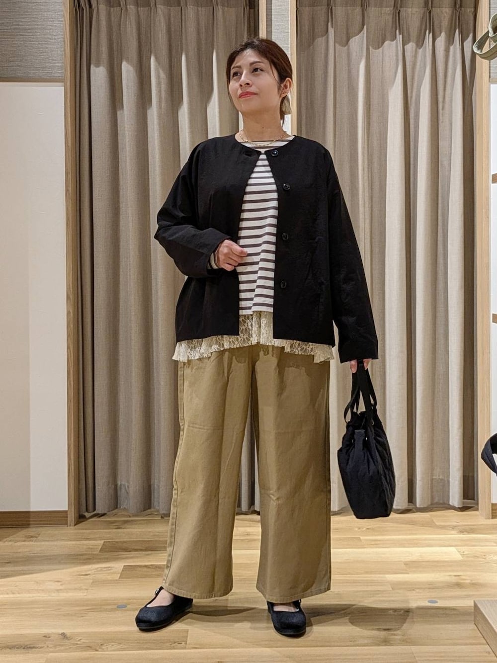 ブラック系のその他シューズ、その他のTシャツ/カットソー、その他のTシャツ/カットソーを着用したレディースの秋コーディネートの1枚目の写真
