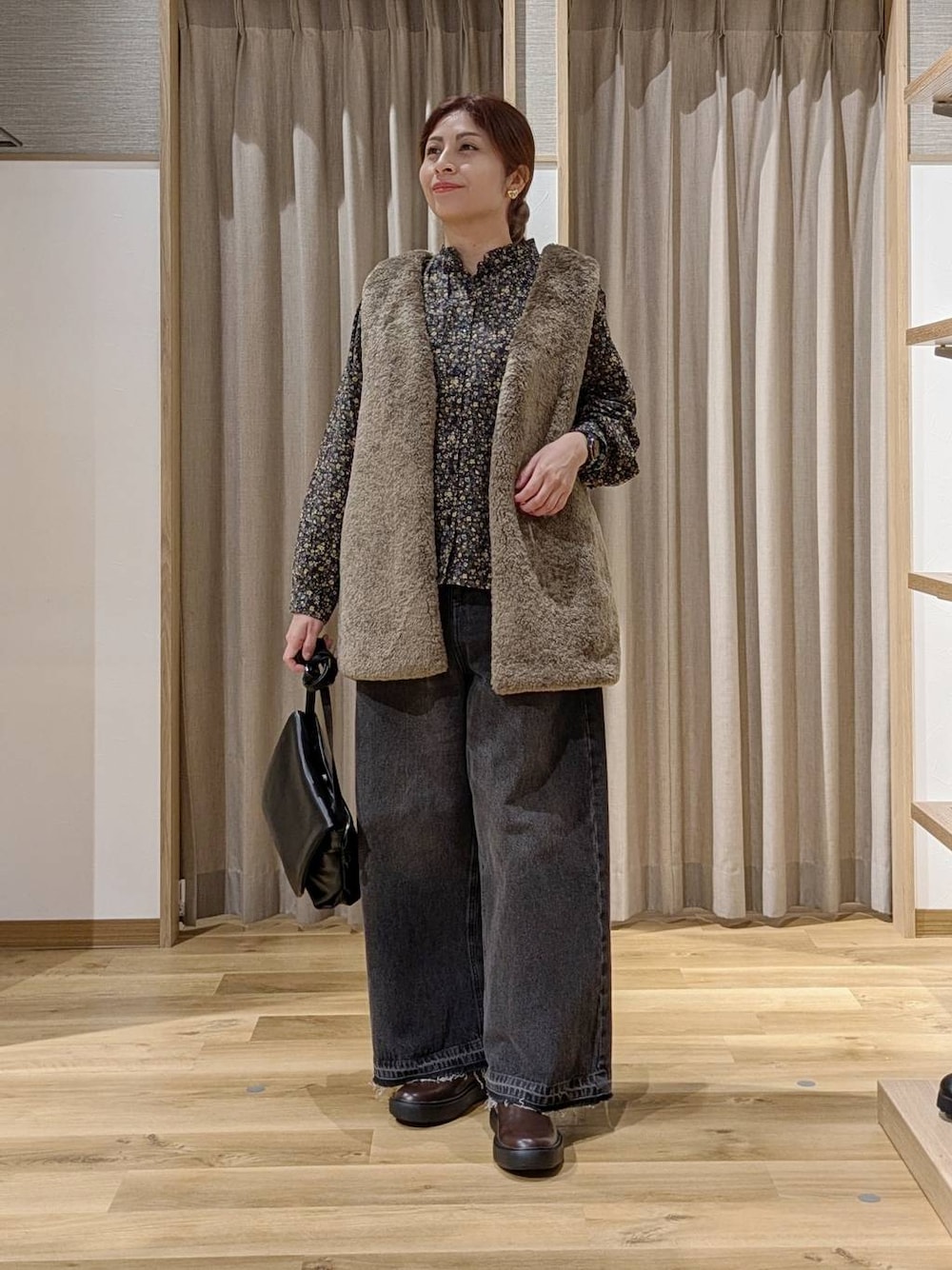 その他のシャツ/ブラウス、ブラウン系のデニムパンツ、ブラウン系のベストを着用したレディースの秋コーディネートの1枚目の写真