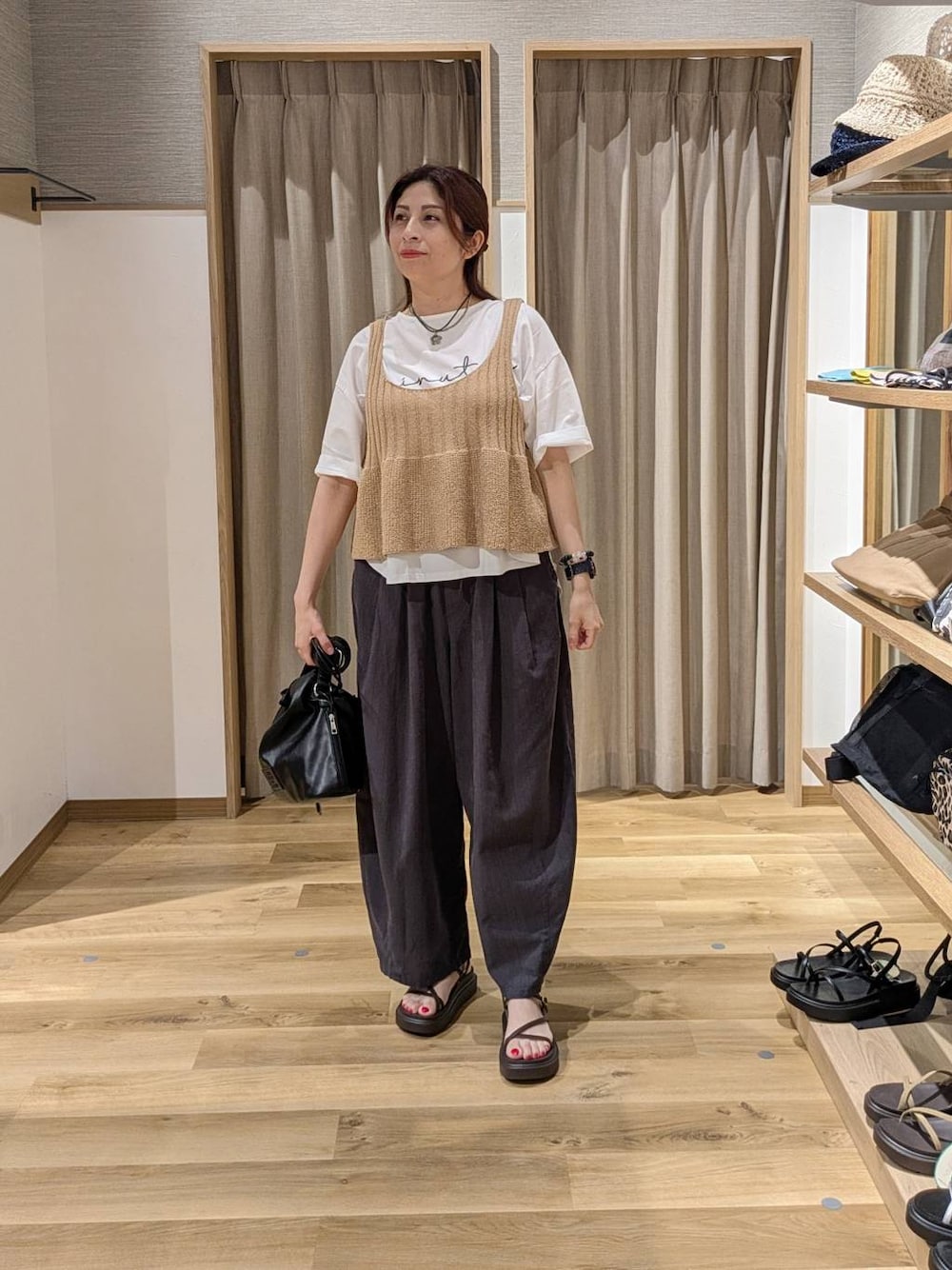 ブラウン系のサンダル、その他のその他パンツ、ブラック系のトートバッグを着用したレディースの夏コーディネートの1枚目の写真