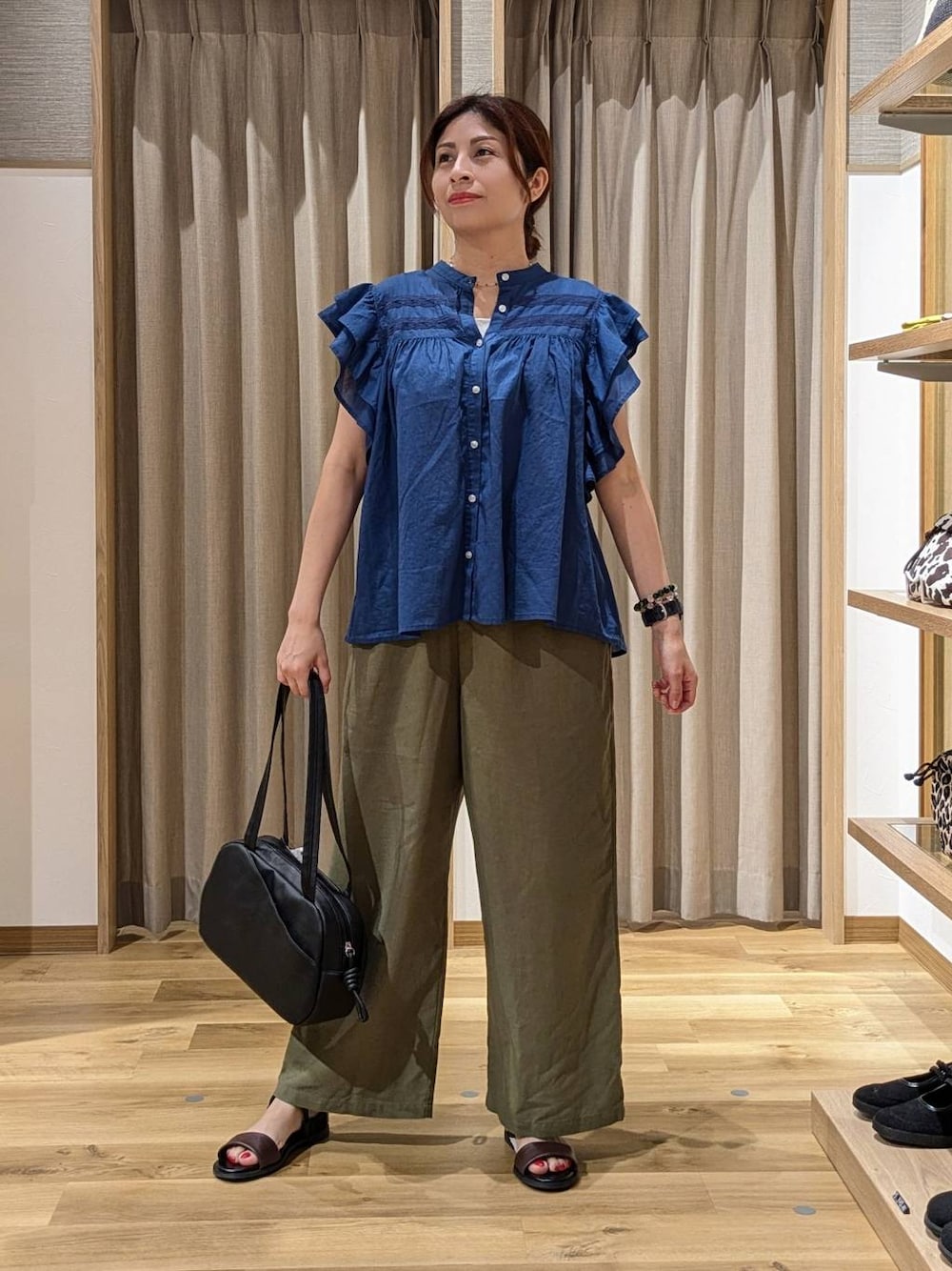 ブルー系のシャツ/ブラウス、ブラック系のショルダーバッグ、グリーン系のその他パンツを着用したレディースの夏コーディネートの1枚目の写真