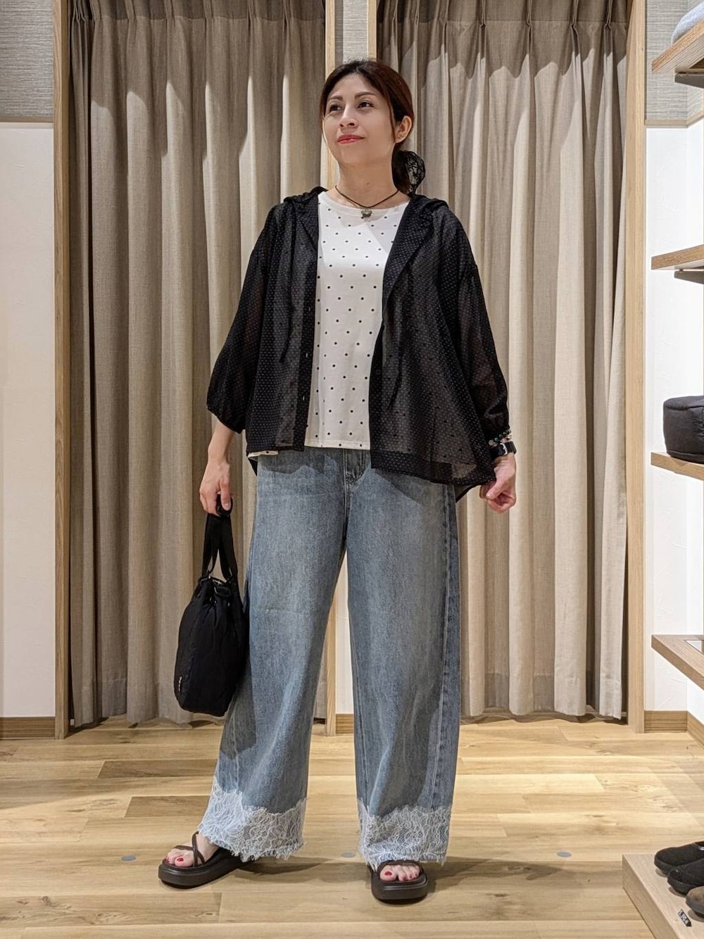 その他のシャツ/ブラウス、ブルー系のデニムパンツ、その他のTシャツ/カットソーを着用したレディースの夏コーディネートの1枚目の写真