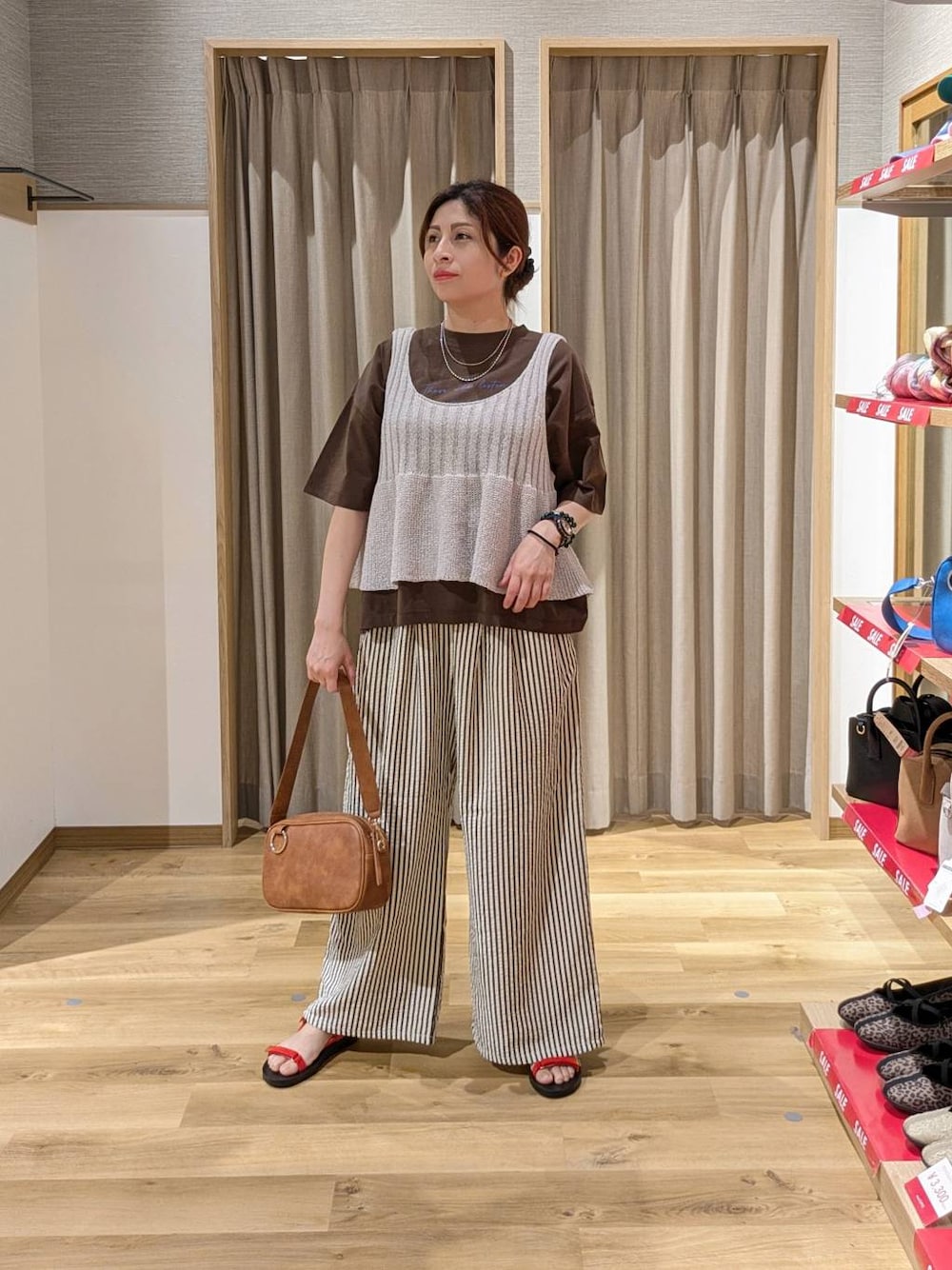 ブラウン系のショルダーバッグ、レッド系のサンダル、その他のその他パンツを着用したレディースの夏コーディネートの1枚目の写真