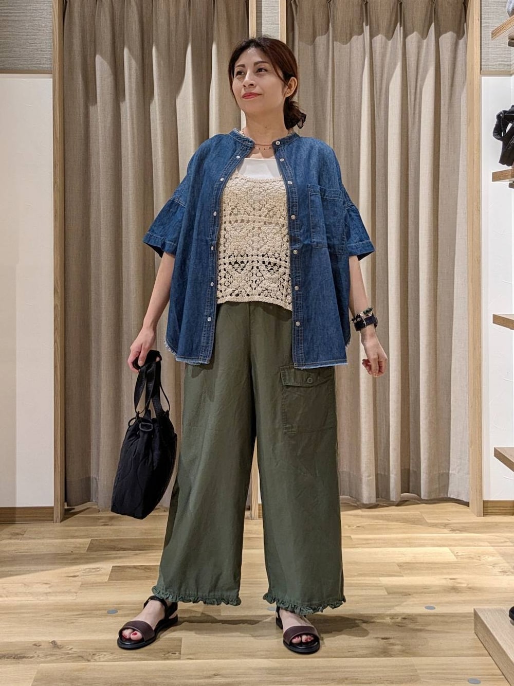 グリーン系のその他パンツ、ベージュ系のベスト、ブラウン系のサンダルを着用したレディースの夏コーディネートの1枚目の写真