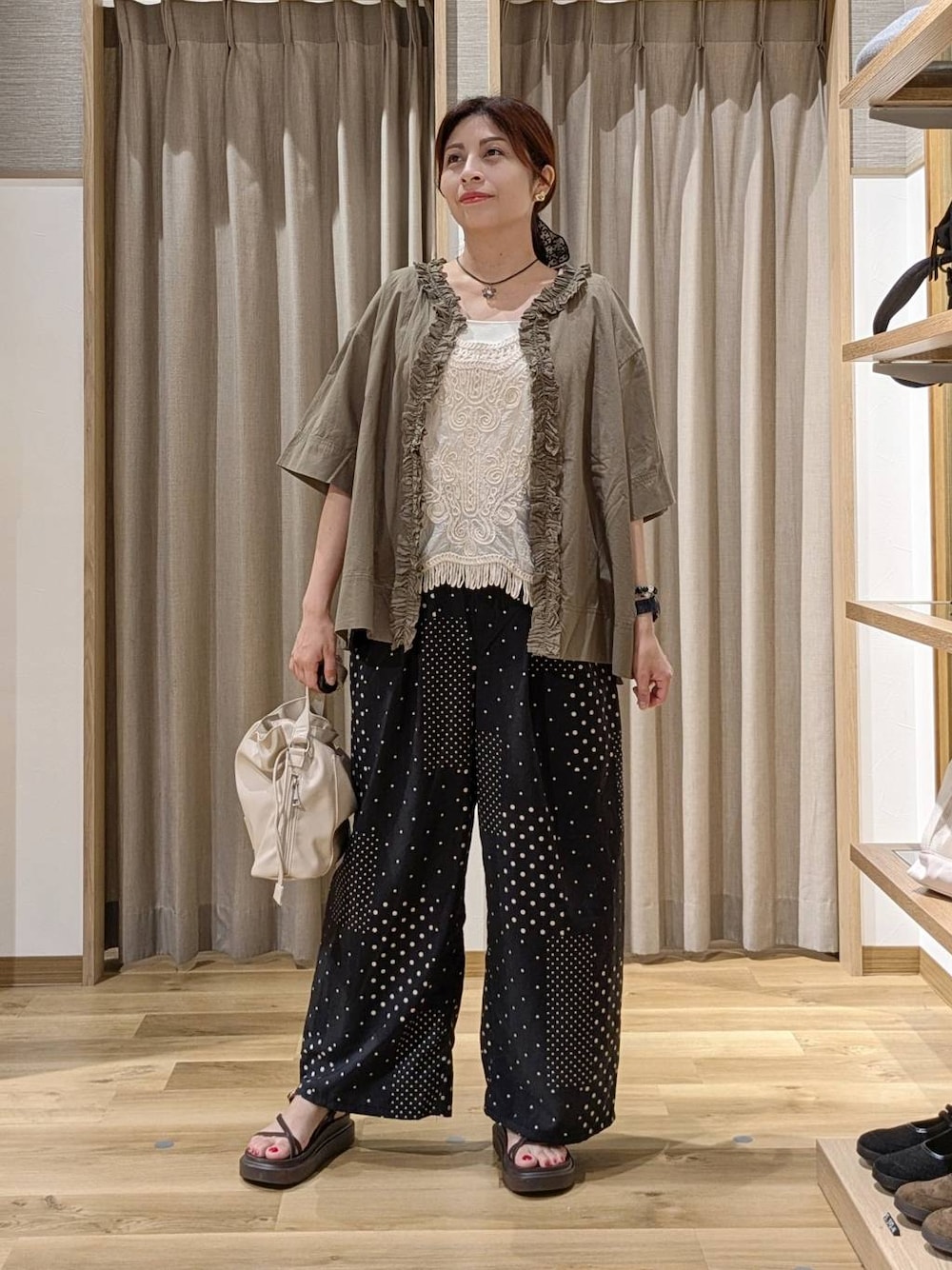 ベージュ系のシャツ/ブラウス、ブラウン系のサンダル、ベージュ系のタンクトップを着用したレディースの夏コーディネートの1枚目の写真