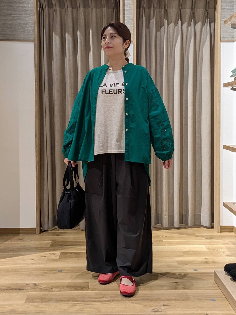 レッド系のその他シューズ、ベージュ系のTシャツ/カットソー、ブラック系のその他パンツを着用したレディースの秋コーディネートの1枚目の写真
