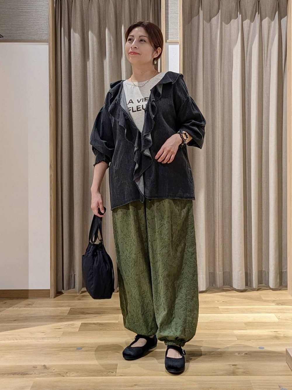 ブラック系のシャツ/ブラウス、グリーン系のその他パンツ、ブラック系のその他シューズを着用したレディースの秋コーディネートの1枚目の写真