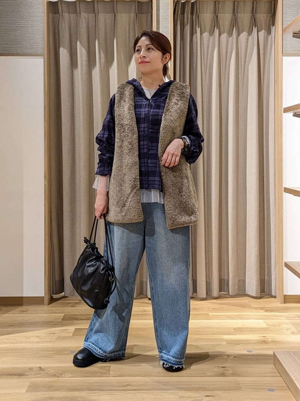 ブラック系のスリッポン、その他のTシャツ/カットソー、ブラック系のショルダーバッグを着用したレディースの秋コーディネートの1枚目の写真