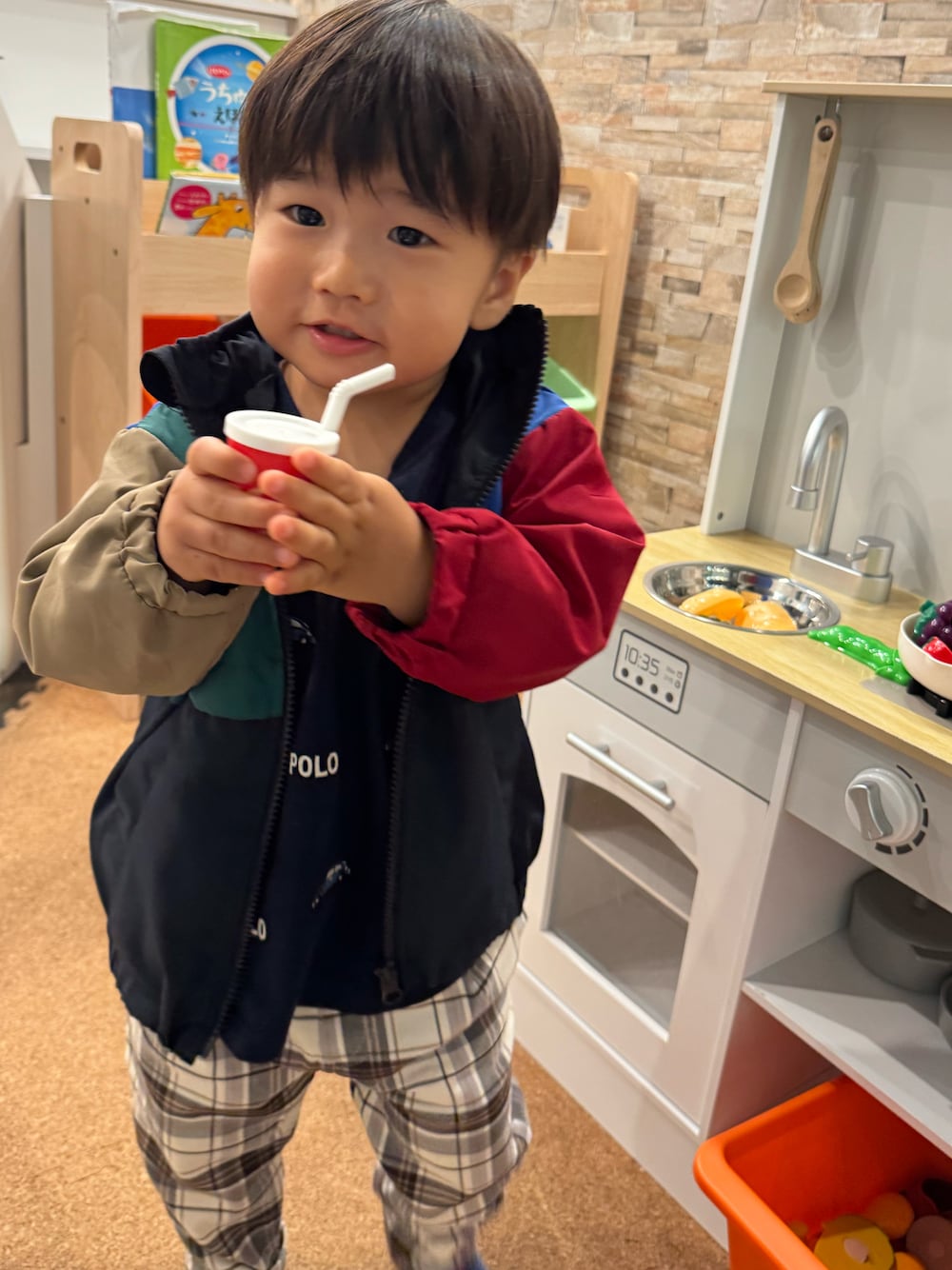 ベージュ系のその他パンツ、ブルー系のTシャツ/カットソー、その他のナイロンジャケットを着用したキッズの秋コーディネートの1枚目の写真