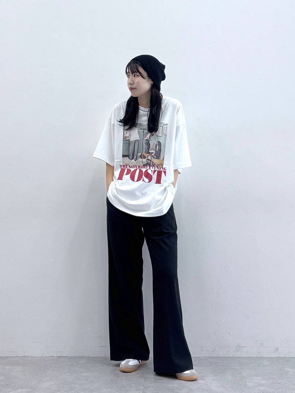 ブラック系のスラックス、ホワイト系のTシャツ/カットソー、ブラック系のニットキャップ/ビーニーを着用したレディースの夏コーディネートの1枚目の写真