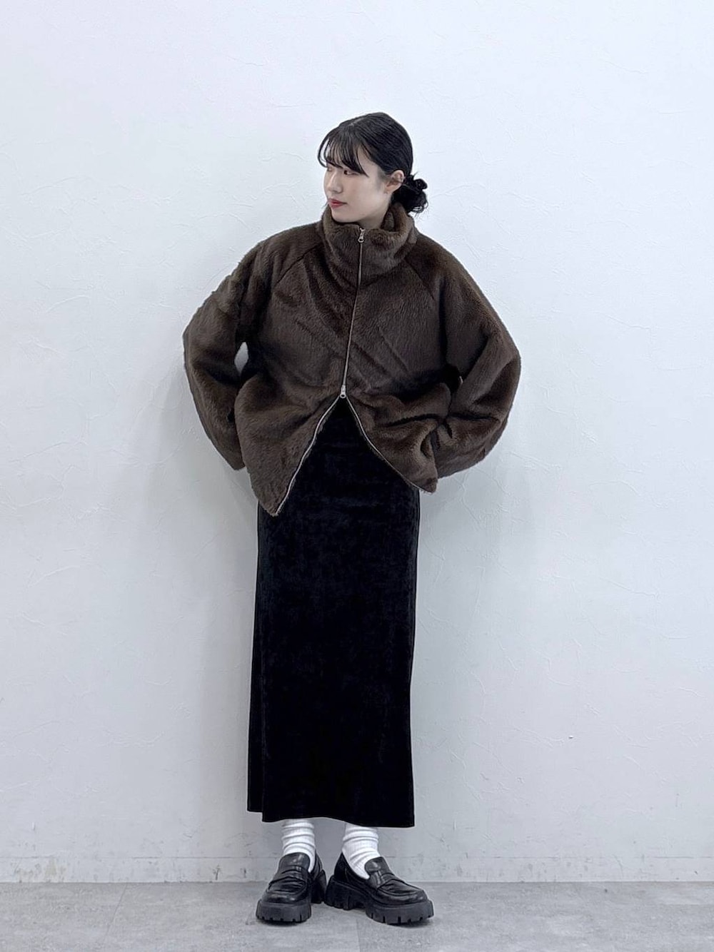 ブラック系のローファー、ブラウン系のブルゾン、ブラック系のスカートを着用したレディースの秋コーディネートの1枚目の写真