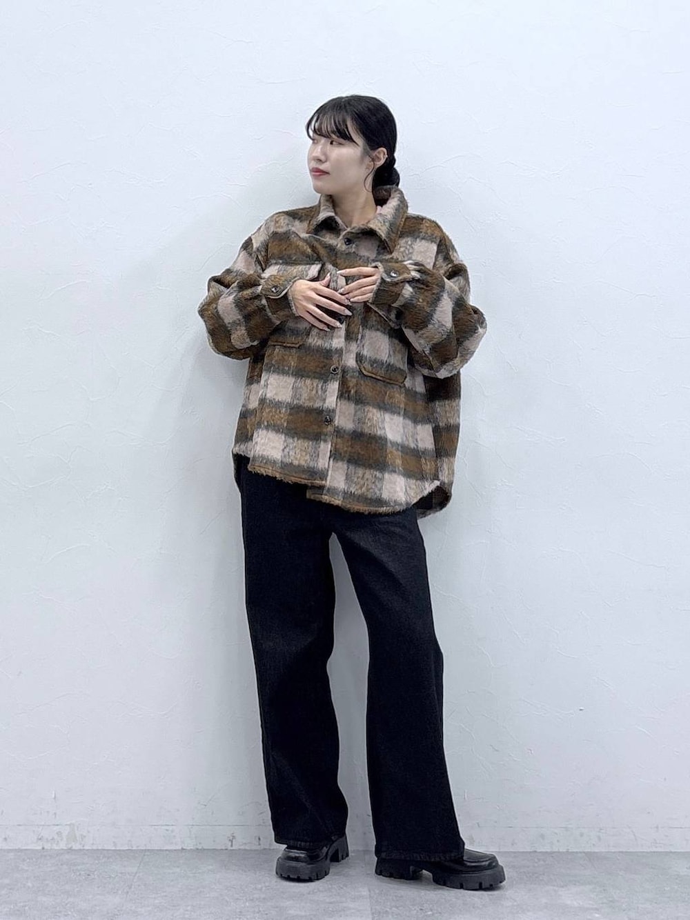 ブラック系のデニムパンツ、ブラック系のローファー、ピンク系のブルゾンを着用したレディースの秋コーディネートの1枚目の写真