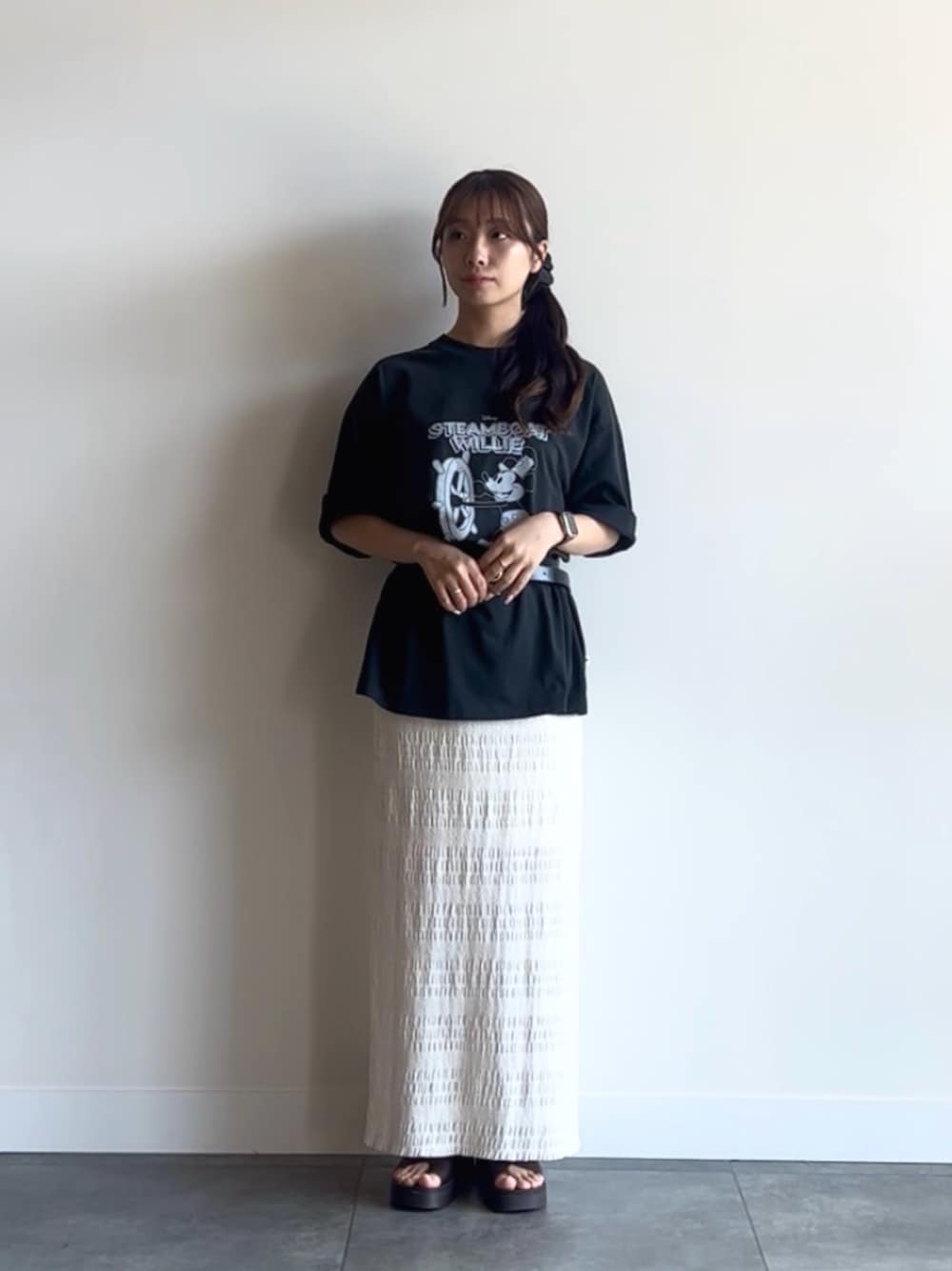 グレー系のTシャツ/カットソー、ホワイト系のスカート、ブラック系のベルトを着用したレディースの夏コーディネートの1枚目の写真