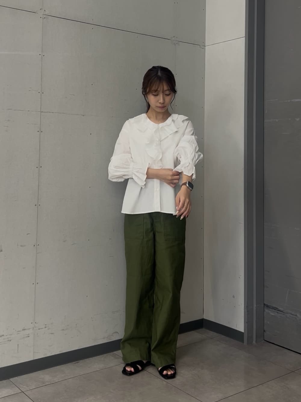 ホワイト系のシャツ/ブラウス、グリーン系のその他パンツ、ブラック系のサンダルを着用したレディースの夏コーディネートの1枚目の写真