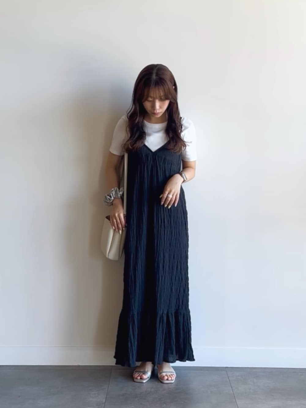 ホワイト系のTシャツ/カットソー、ブラック系のワンピース、ホワイト系のショルダーバッグを着用したレディースの夏コーディネートの1枚目の写真