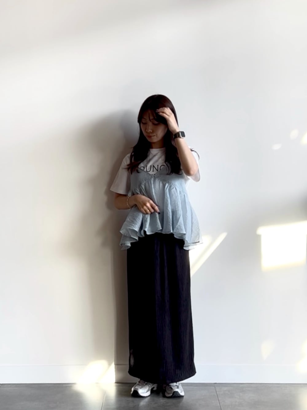 ホワイト系のTシャツ/カットソー、ブルー系のその他トップス、ブラック系のスカートを着用したレディースの夏コーディネートの1枚目の写真