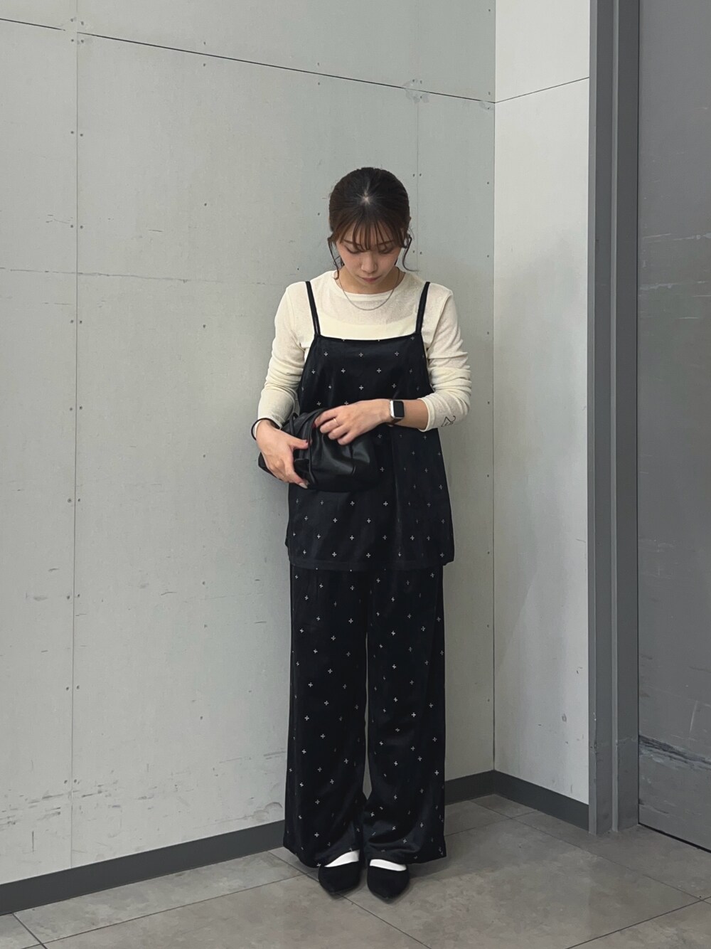 ホワイト系のTシャツ/カットソー、ブラック系のキャミソール、ブラック系のその他パンツを着用したレディースの秋コーディネートの1枚目の写真