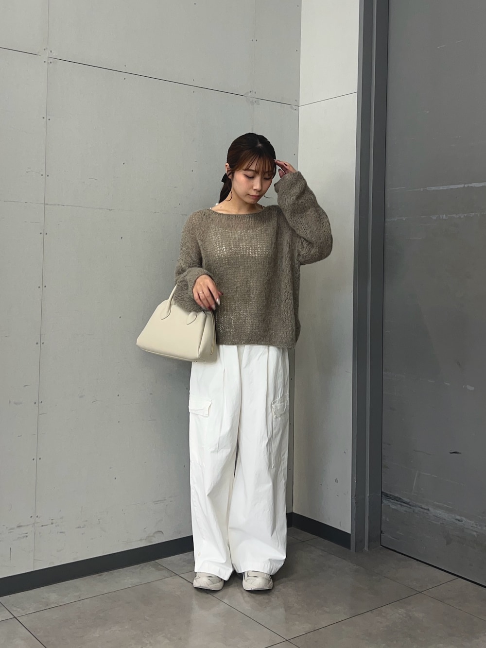 ホワイト系のその他パンツ、ホワイト系のハンドバッグを着用したレディースの秋コーディネートの1枚目の写真
