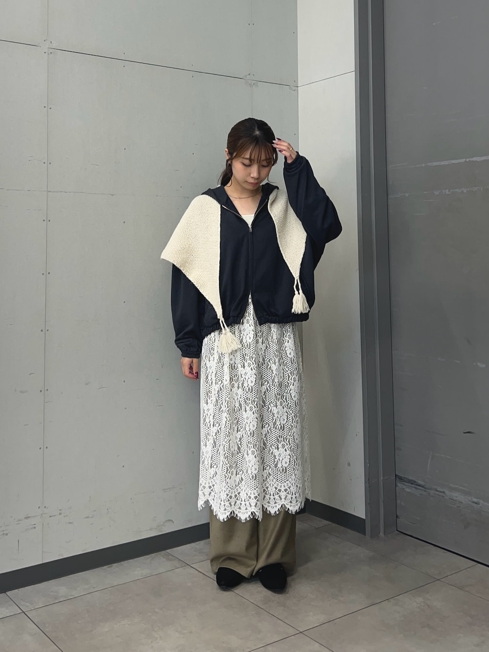 ベージュ系のその他パンツ、ブラック系のその他シューズ、ホワイト系のスカートを着用したレディースの秋コーディネートの1枚目の写真