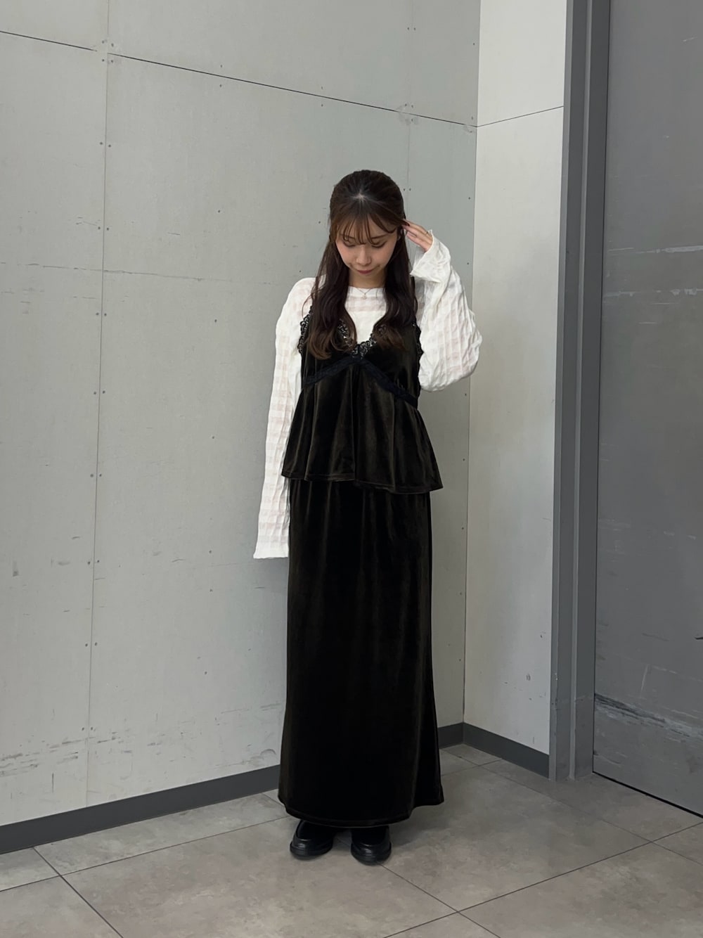 ホワイト系のTシャツ/カットソー、グリーン系のセットアップ、ブラック系のローファーを着用したレディースの秋コーディネートの1枚目の写真