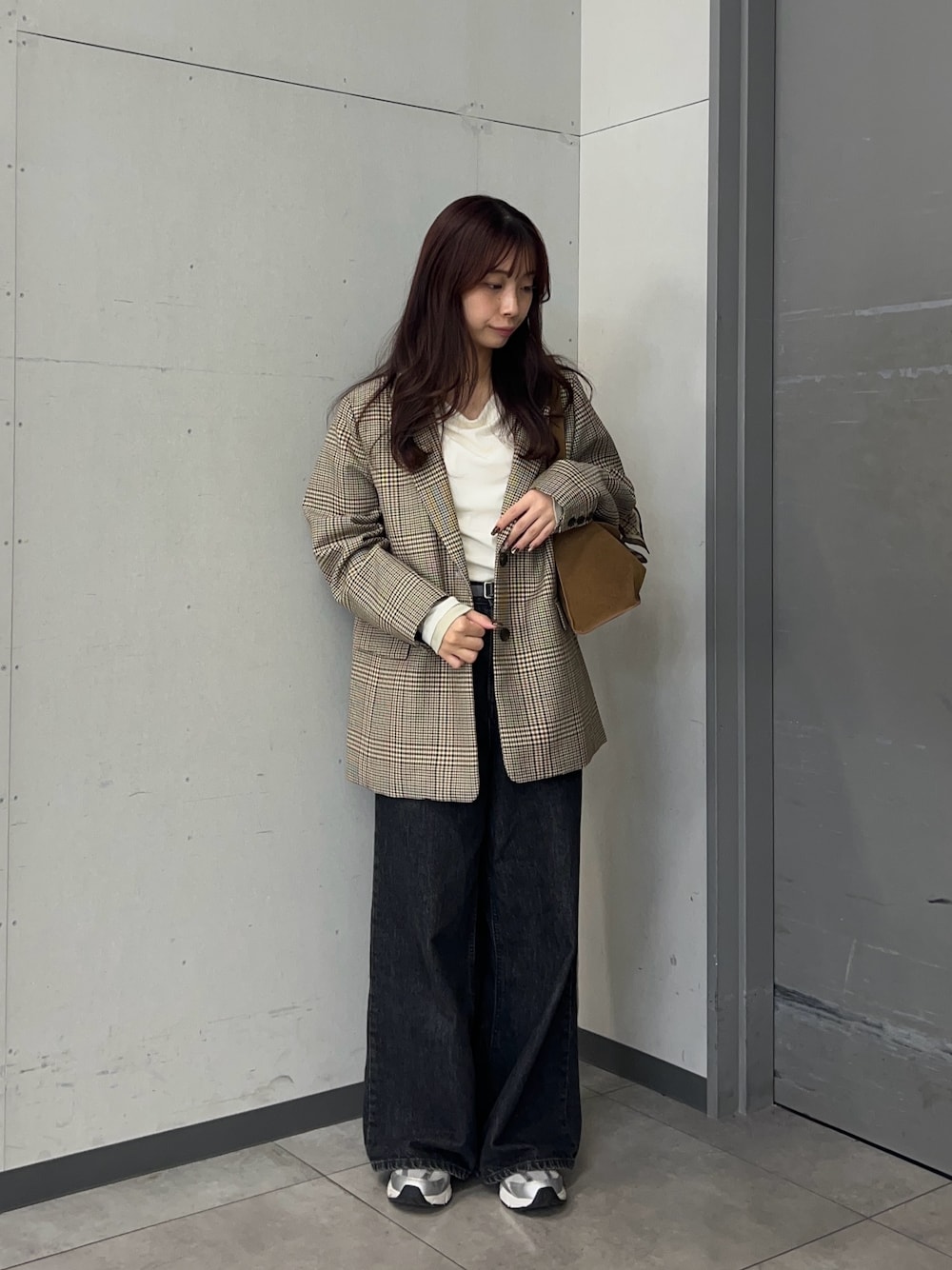 ホワイト系のTシャツ/カットソー、ブラウン系のその他アウター、イエロー系のショルダーバッグを着用したレディースの秋コーディネートの1枚目の写真