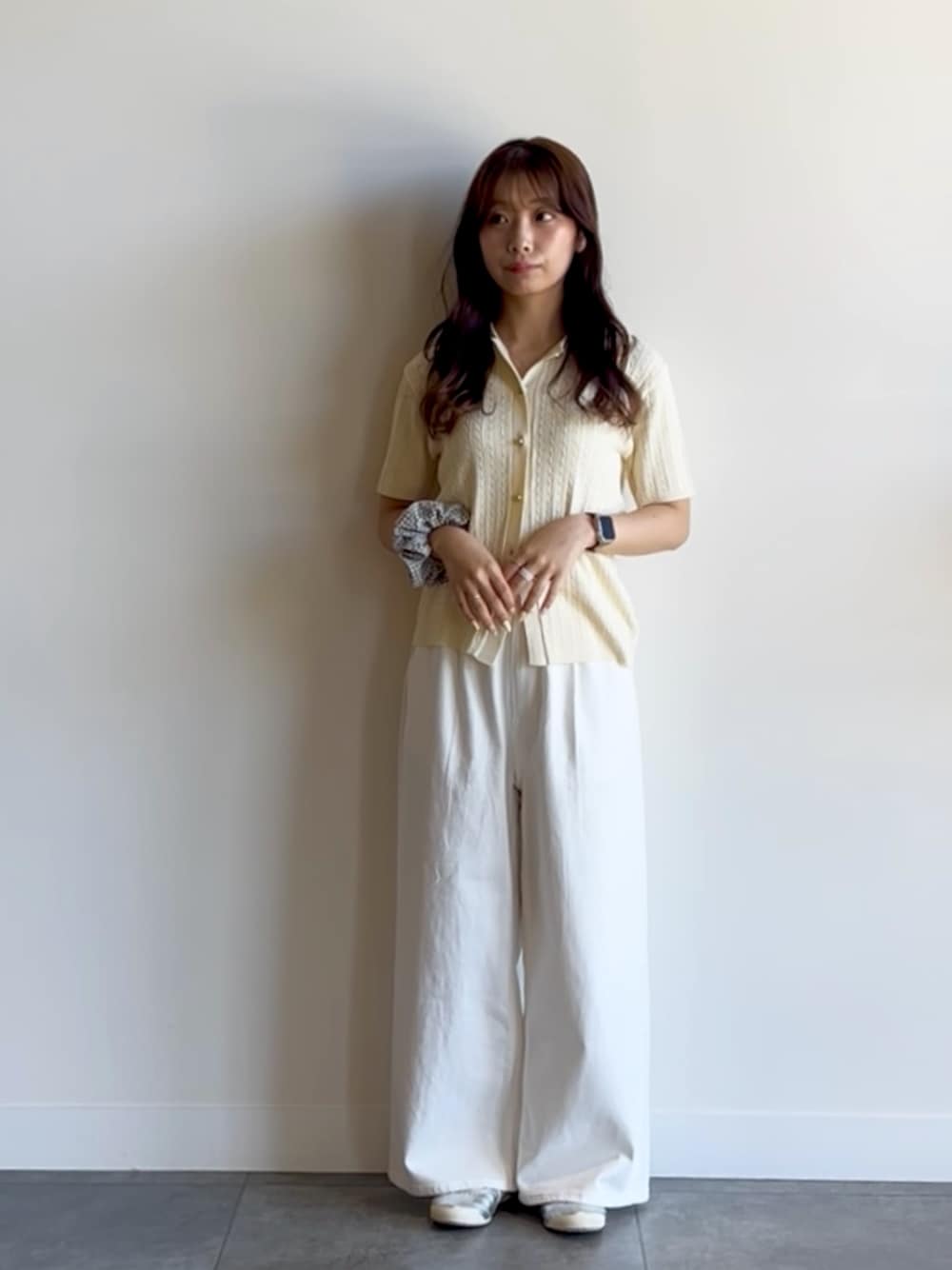 ホワイト系のニット/セーター、ホワイト系のデニムパンツを着用したレディースの夏コーディネートの1枚目の写真
