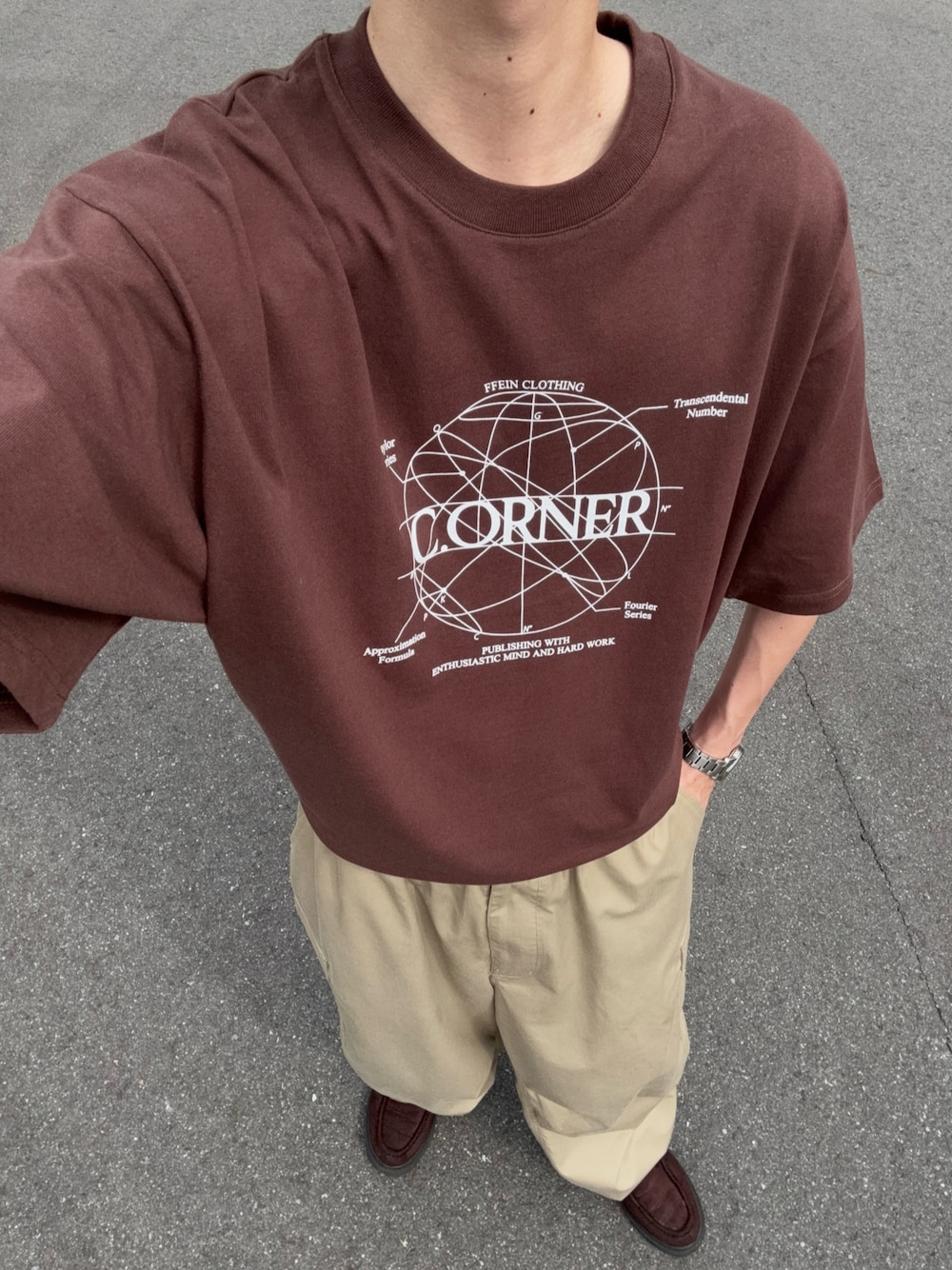 「Tシャツ、Tシャツコーデ、カーゴパンツ、夏コーデ、夏、夏だ！Tシャツ着よう！、夏服、シンプルコーデ、シンプル、シンプルスタイル、メンズコーデ、初夏コーデ、メンズファッション、ootd、outfit」｜「FFEINの【FFEIN（フェイン）】サークルアート線画プリントTシャツ / 男女兼用 レギュラーサイズ ワンポイント シンプル アートT（Tシャツ/カットソー、ブラウン系）」を使った、ハルさん（メンズ・179cm）の春コーディネートの1枚目の写真