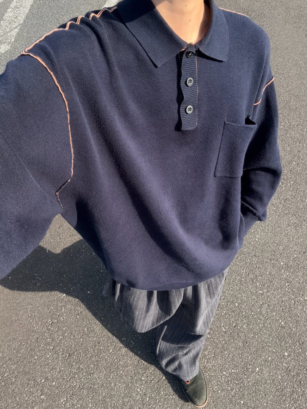 ブルー系のニット/セーター、グレー系のパンツ、ブルー系のシューズを着用したメンズの冬コーディネートの1枚目の写真