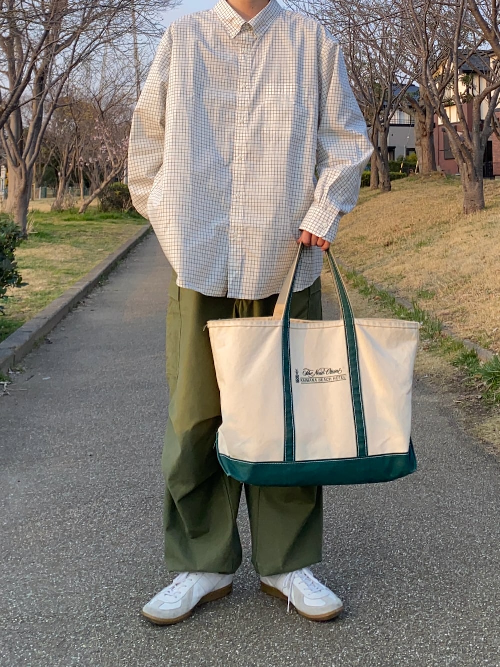 「UNIQLO、UNIQLOコーデ、ユニクロ、ユニクロコーデ、チェックシャツ、プチプラコーデ、カーゴパンツ、ミリタリーコーデ、古着MIX、古着、古着コーデ、スニーカーコーデ、トートバッグ、スニーカー、シンプルカジュアル」｜「UNIQLOのアイテム（シャツ/ブラウス、ホワイト系）」を使った、ハルさん（メンズ・179cm）の春コーディネートの1枚目の写真