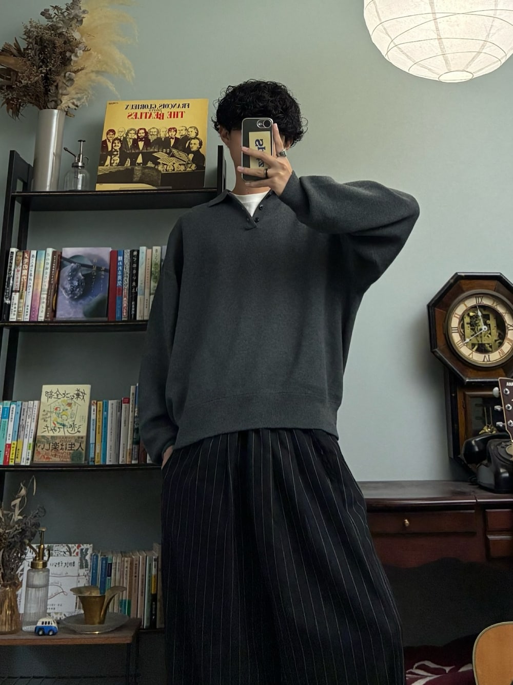 ブラック系のパンツ、グレー系のニット/セーターを着用したメンズの秋コーディネートの1枚目の写真