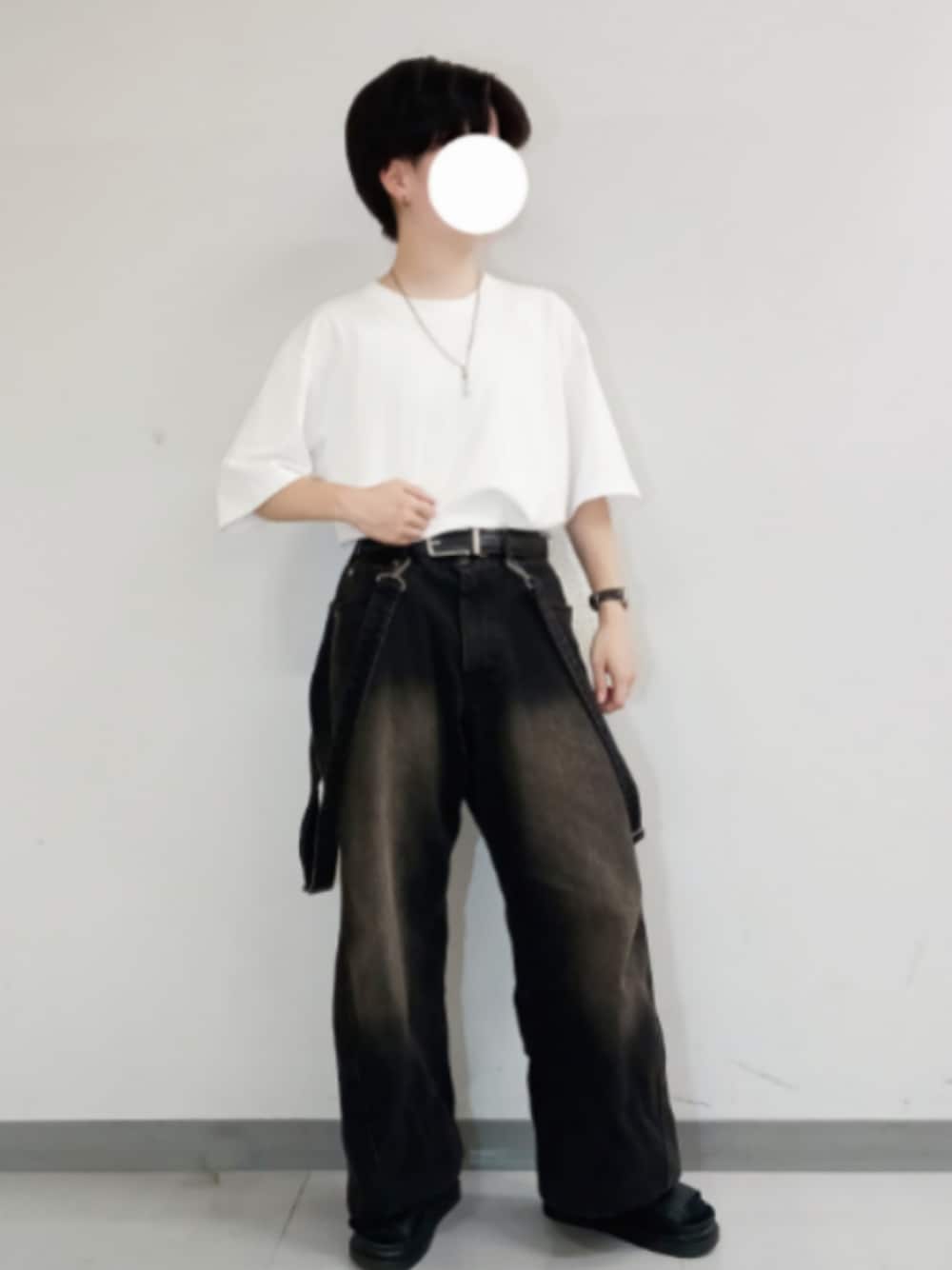 「夏コーデ、デニム、白Tシャツ、サンダル、シンプルコーデ、きれいめカジュアル、低身長コーデ、ボーイッシュ、メンズライク」｜「ADRERのvintage make curved leg 3D suspender denim / ヴィンテージメイクカーブレッグ3Dサスペンダー(取外し可)デニム（デニムパンツ、ブラック系）」を使った、Lily/低身長×ﾎﾞｰｲｯｼｭさん（レディース・148cm）の夏コーディネートの1枚目の写真