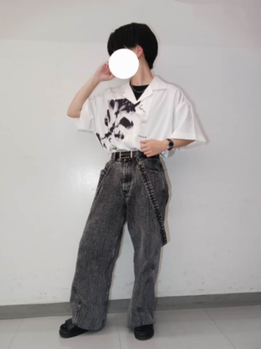 「白シャツ、デニム、柄シャツ、シンプルコーデ、夏コーデ、サンダル、ボーイッシュ、メンズライク、低身長、シャツスタイル」｜「ADRERの25ss extra quality Hybrid loose shirt（シャツ/ブラウス、ホワイト系）」を使った、Lily/低身長×ﾎﾞｰｲｯｼｭさん（レディース・148cm）の夏コーディネートの1枚目の写真