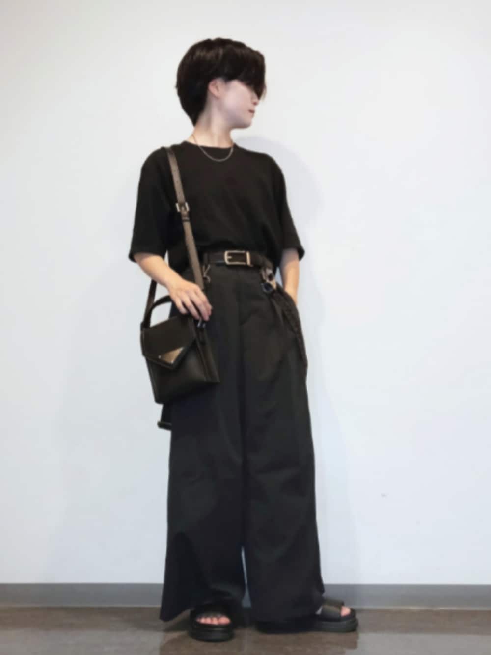 「夏コーデ、ブラックコーデ、オールブラック、シンプルコーデ、ショルダーバッグ、GU、シンプルスタイル、きれいめカジュアル、サンダル、黒Tシャツ、メンズファッション、低身長、ボーイッシュ、メンズライク、ジェンダーレス」｜「GUのアイテム（スラックス、ブラック系）」を使った、Lily/低身長×ﾎﾞｰｲｯｼｭさん（メンズ・148cm）の夏コーディネートの1枚目の写真