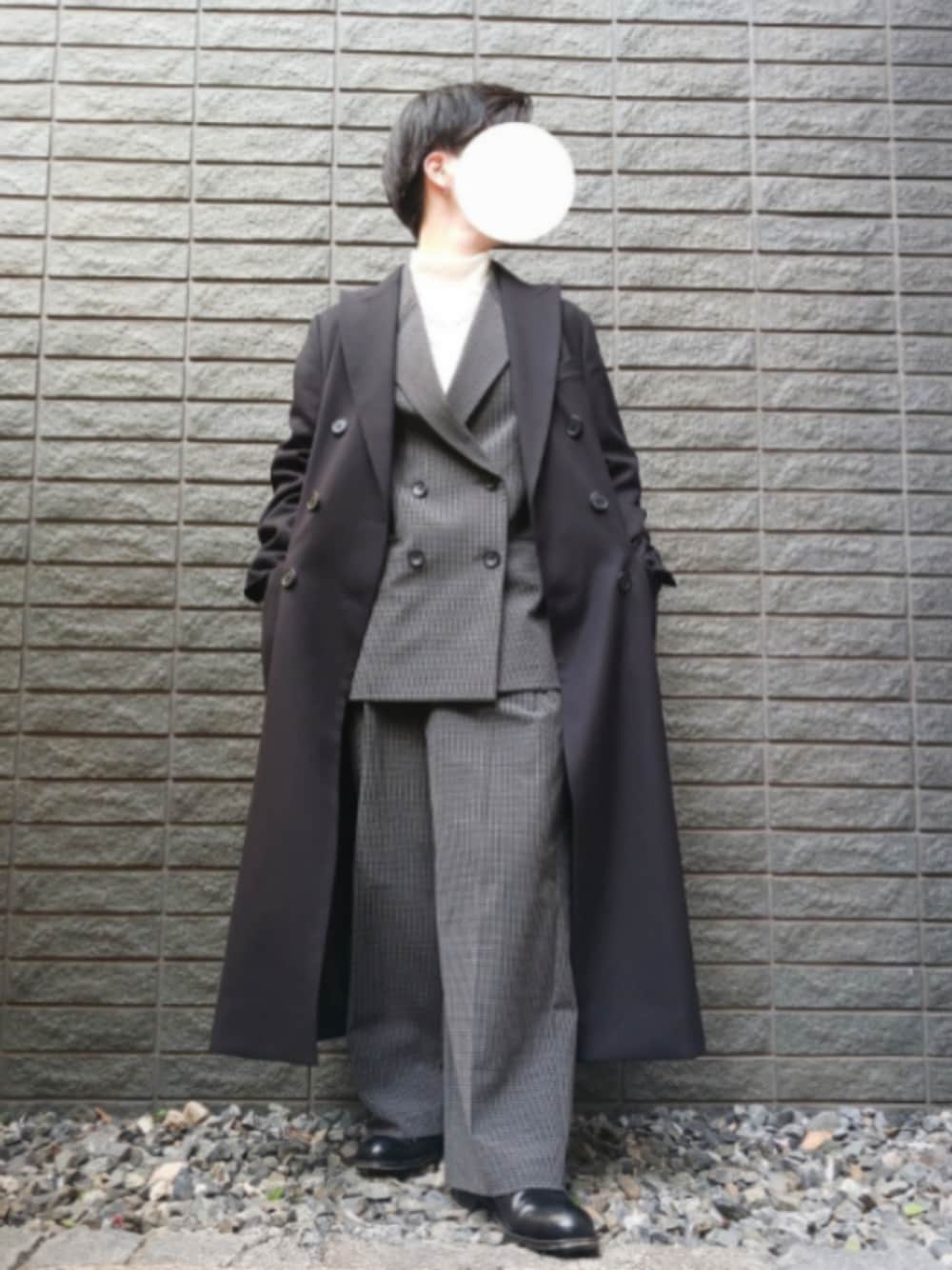 ブラック系のダウンジャケット/コート、グレー系のテーラードジャケット、ホワイト系のその他トップスを着用したメンズの秋コーディネートの1枚目の写真