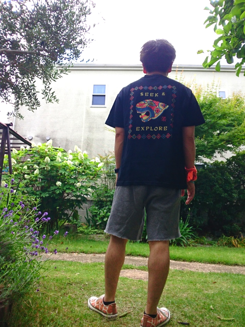 ブラック系のTシャツ/カットソー、グレー系のスウェットパンツを着用したメンズの春コーディネートの1枚目の写真