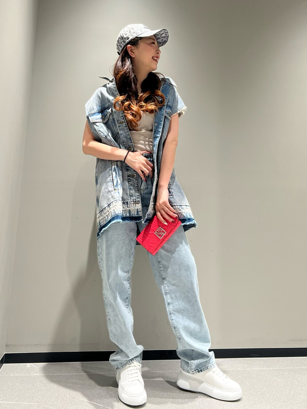 「AXchanger、AXchange、アルマーニエクスチェンジ、armaniexchange、ベストコーデ、デニムジャケット、キャップ、デニム、ビッグシルエット、オーバーサイズ、ストリート、ゆったりコーデ、高身長コーデ、白スニーカー、ハイウエスト」｜「ARMANI EXCHANGEの【A|X アルマーニ エクスチェンジ】オールオーバーロゴ　パネルキャップ（キャップ、ブルー系）」を使った、Queen♡さん（レディース・167cm）の春コーディネートの1枚目の写真