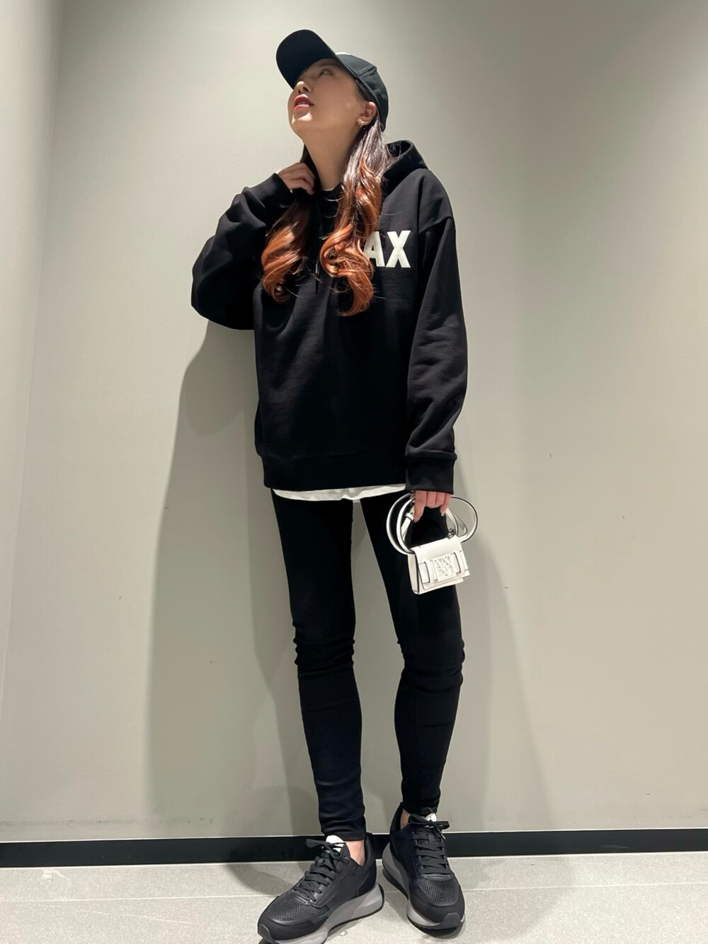 「AXchanger、AXchange、アルマーニエクスチェンジ、armaniexchange、オーバーサイズ、パーカー、スウェット、リラックススタイル、キャップ、スニーカー、ビッグシルエット、ロゴスウェット、ストリート、ユニセックス、ジェンダーレス」｜「ARMANI EXCHANGEの【A|Xアルマーニ エクスチェンジ】ICONパネルキャップ（キャップ、ブラック系）」を使った、Queen♡さん（レディース・167cm）の冬コーディネートの1枚目の写真
