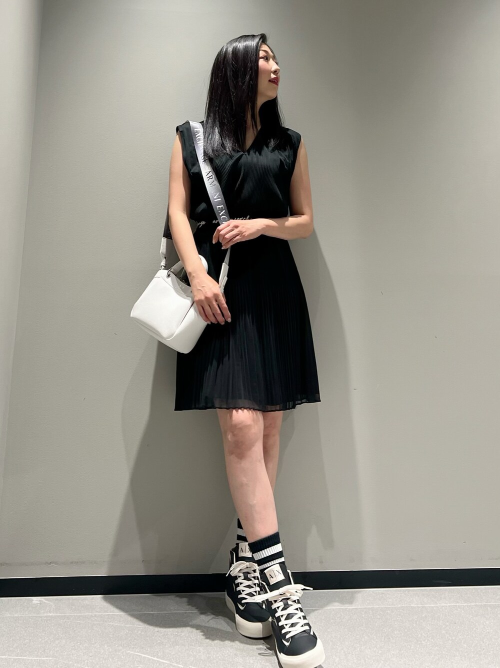 「AXchanger、AXchange、アルマーニエクスチェンジ、ワンピース、シフォン、ノースリーブ、スニーカー×靴下、ワンピース×スニーカー、シンプル、モノトーン、夏コーデ、韓国ファッション、キレイめ、高身長女子、オトナガーリー」｜「ARMANI EXCHANGEの【A|X アルマーニ エクスチェンジ】シフォンプリーツワンピース（ワンピース、ブラック系）」を使った、Queen♡さん（レディース・167cm）の夏コーディネートの1枚目の写真