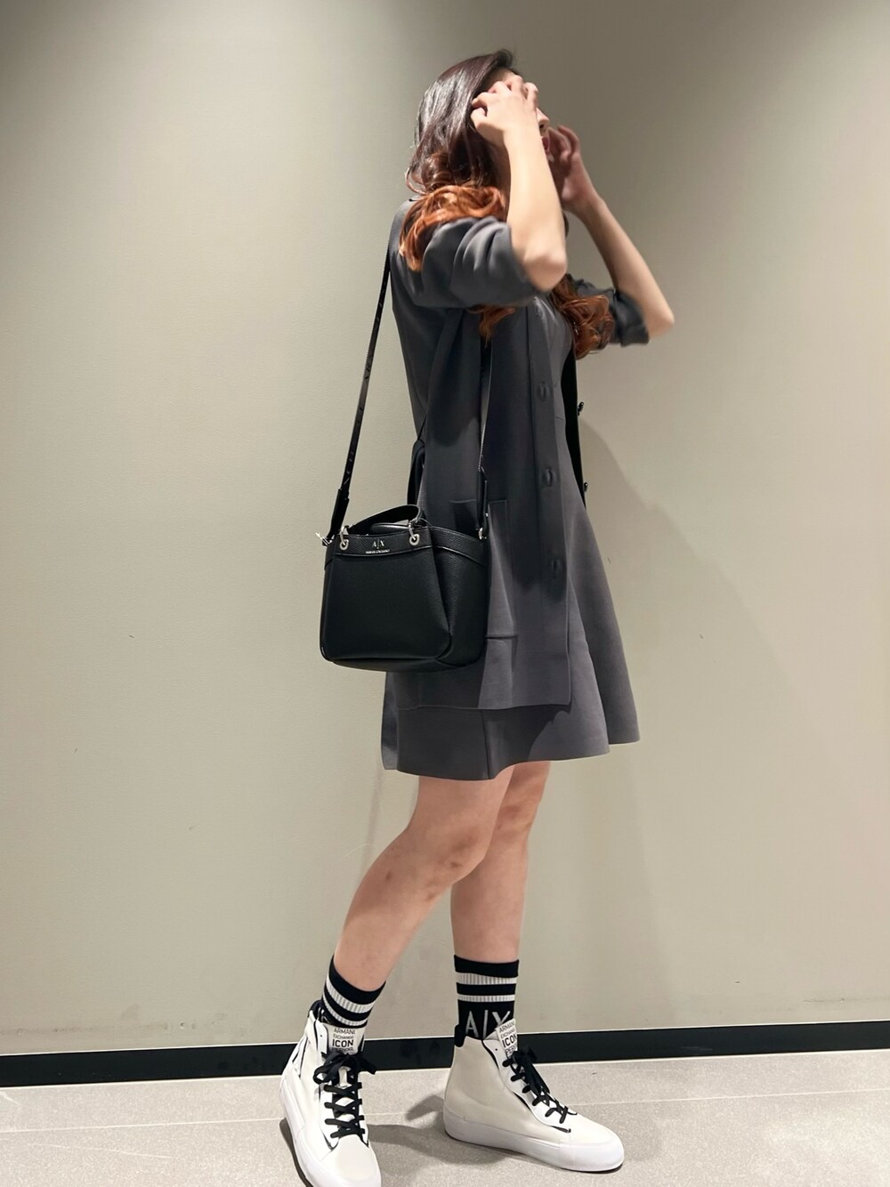 「AXchanger、AXchange、アルマーニエクスチェンジ、armaniexchange、ほめられ本命コーデ、きれいめカジュアル、スニーカー、ニット、春色、韓国ファッション、セットアップ、ジャケット、トートバッグ、レイヤードスタイル、ワントーンコーデ」｜「ARMANI EXCHANGEの【A|X アルマーニ エクスチェンジ】WAVE　A|Xロゴ　ミニハンドバッグ（ハンドバッグ、ブラック系）」を使った、Queen♡さん（レディース・167cm）の冬コーディネートの1枚目の写真